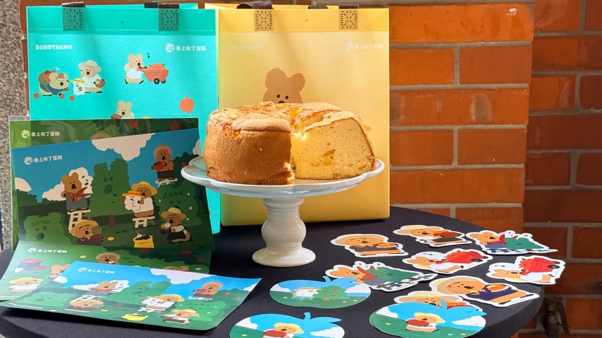 QUOKKA現身春上布丁蛋糕！春上布丁除了推聯名限定版蘋果蛋糕外，迪化街店更化身Dinotaeng門市造景