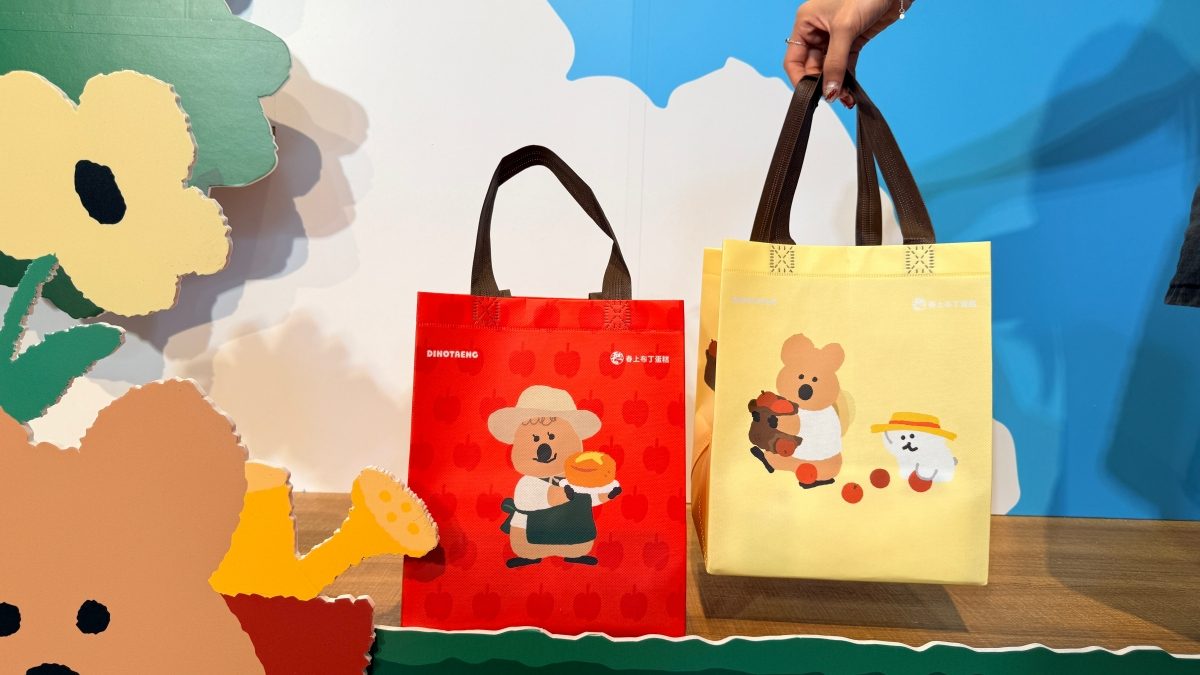 QUOKKA現身春上布丁蛋糕！春上布丁除了推聯名限定版蘋果蛋糕外，迪化街店更化身Dinotaeng門市造景