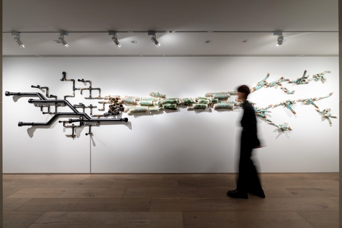 美術館二樓藏著一艘瓦愣紙大船！忠泰美術館新展「燼光之城」直面城市光鮮亮麗背後的陰暗