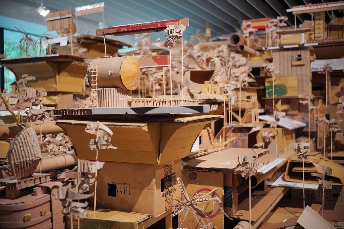 美術館二樓藏著一艘瓦愣紙大船！忠泰美術館新展「燼光之城」直面城市光鮮亮麗背後的陰暗