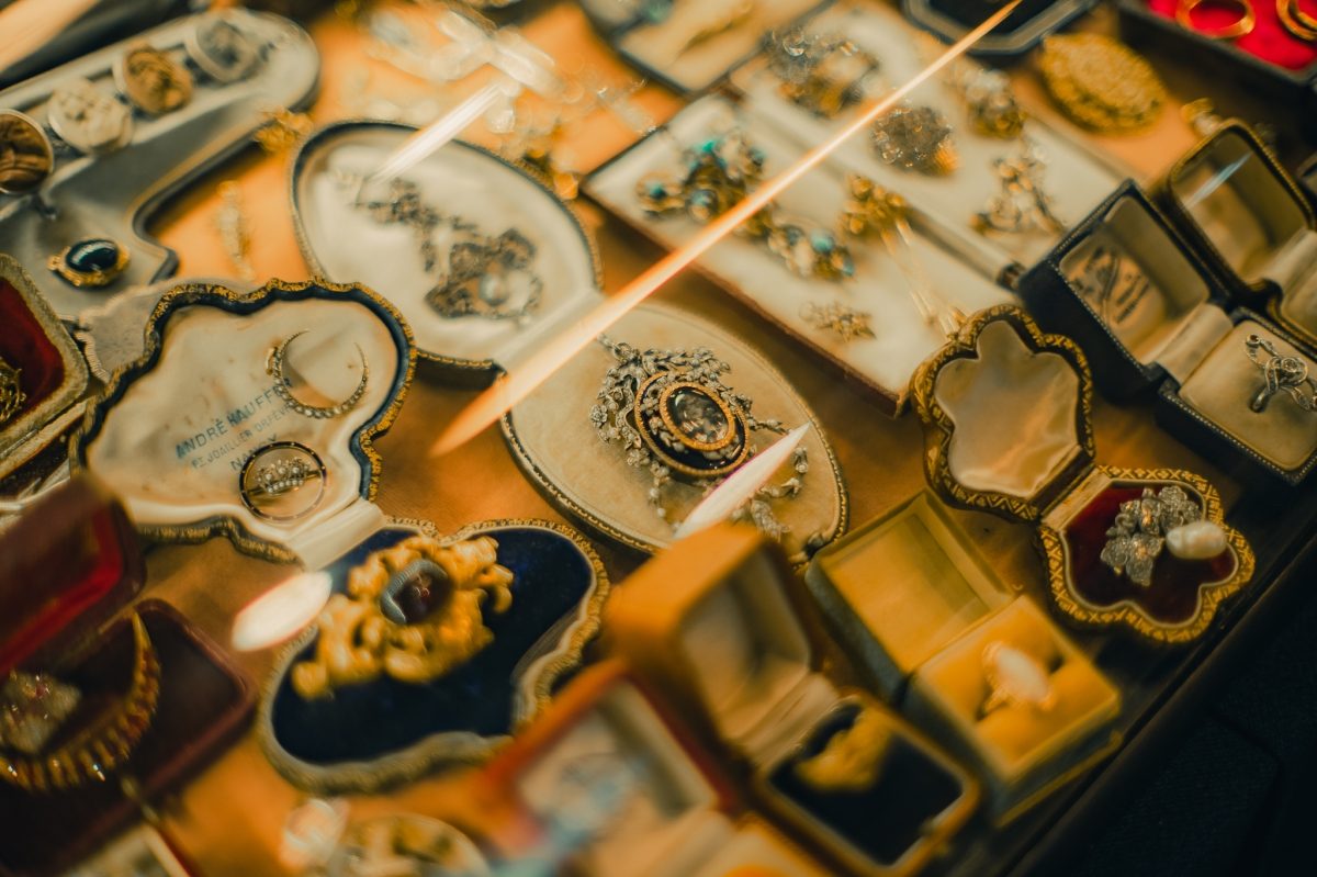 2026蚤之市3/6松菸登場：巴黎珠寶老件、古董老車拍照區，近距離感受古董老物的精美