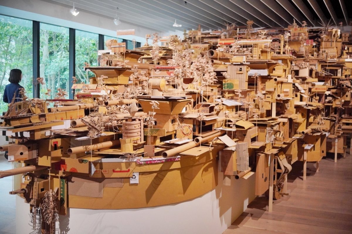 美術館二樓藏著一艘瓦愣紙大船！忠泰美術館新展「燼光之城」直面城市光鮮亮麗背後的陰暗
