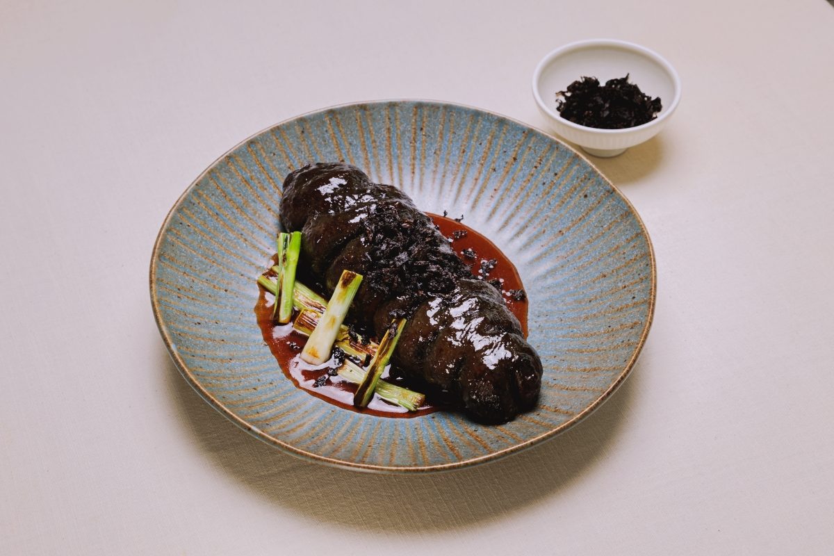 用客家菜餚設計當代餐廳：台中「炆 WÉN」融合客菜與粵菜精髓，提倡好好吃飯的餐桌風景