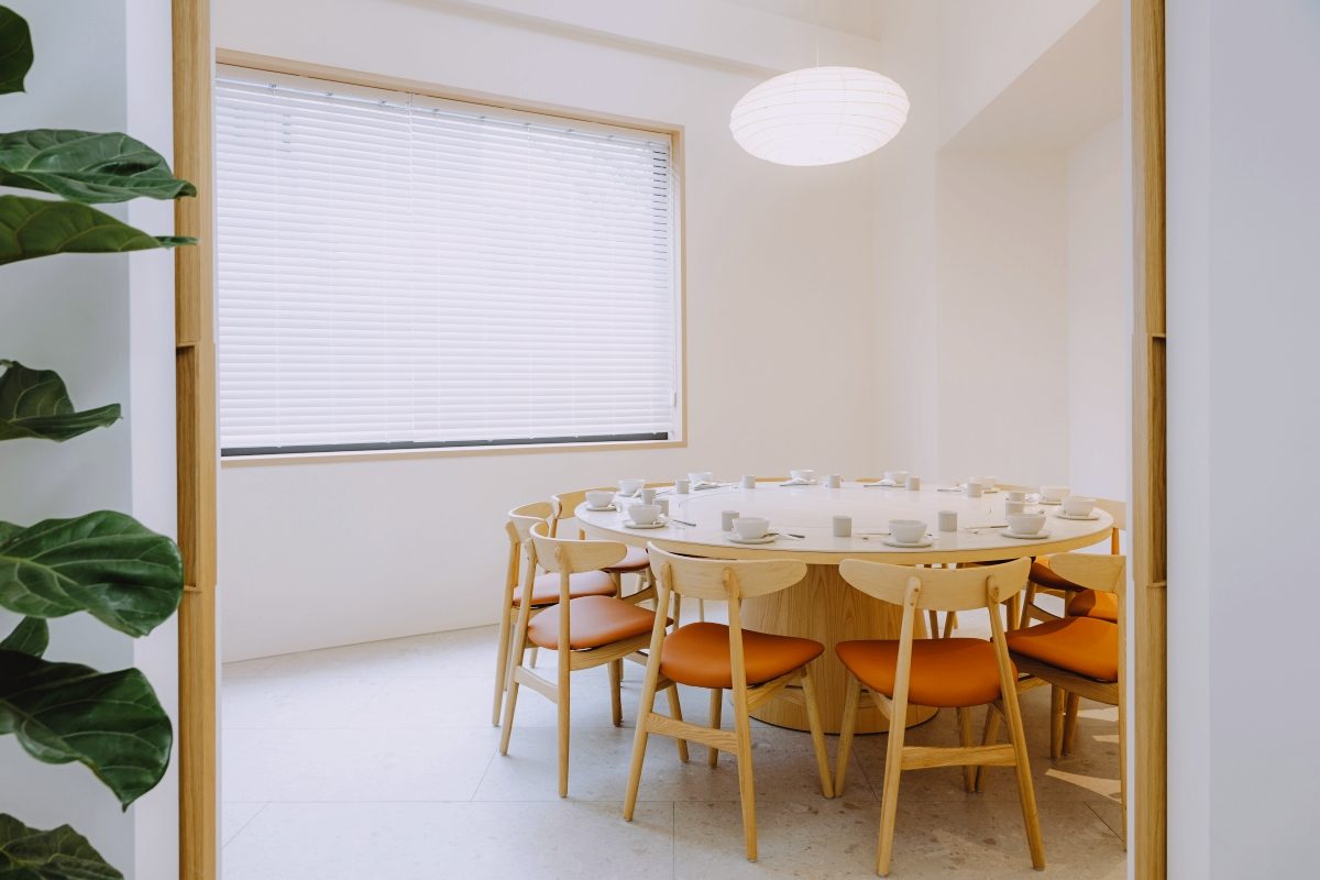 用客家菜餚設計當代餐廳：台中「炆 WÉN」融合客菜與粵菜精髓，提倡好好吃飯的餐桌風景