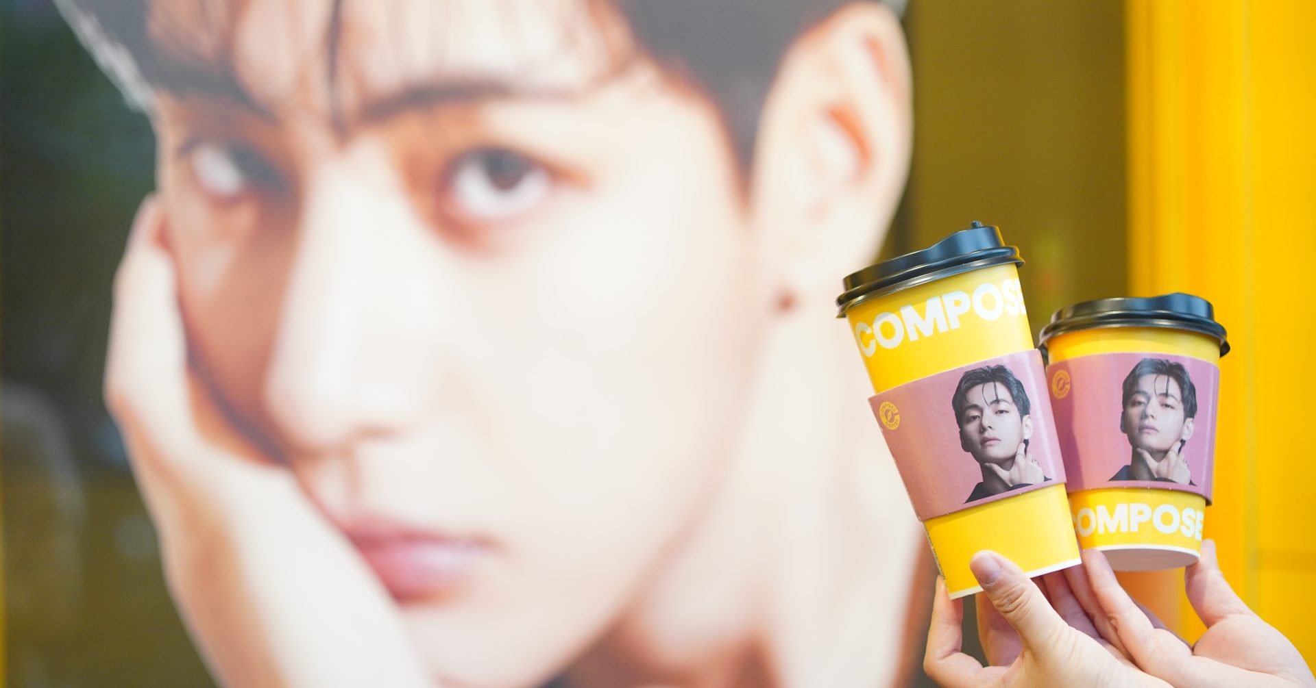 BTS 金泰亨代言咖啡品牌COMPOSE COFFEE今起試營運！每杯都有V的咖啡紙杯套