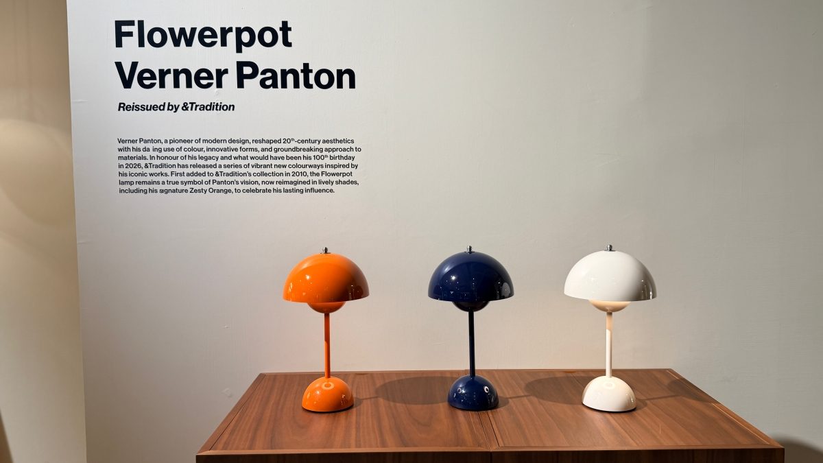 Flowerpot新色紀念Pantone 100週年
而在現場,也可以看見&Tradition最經典的燈具Flowerpot,作為復刻Verner Panton在1968年所設計的經典燈具,也為紀念丹麥設計師Panton的100週年誕辰紀念,於是展出了「夜幕藍」、「象牙白」與「暖陽橘」三種顏色,並在燈罩正上方,烙印下Panton字樣,作為對設計師的致敬,也讓這盞跨越半世紀的經典,在當代空間中再次被辨識與記憶。
丹麥家居品牌你一定要知道「&Tradition」:在經典與當代之間,找到生活的座標