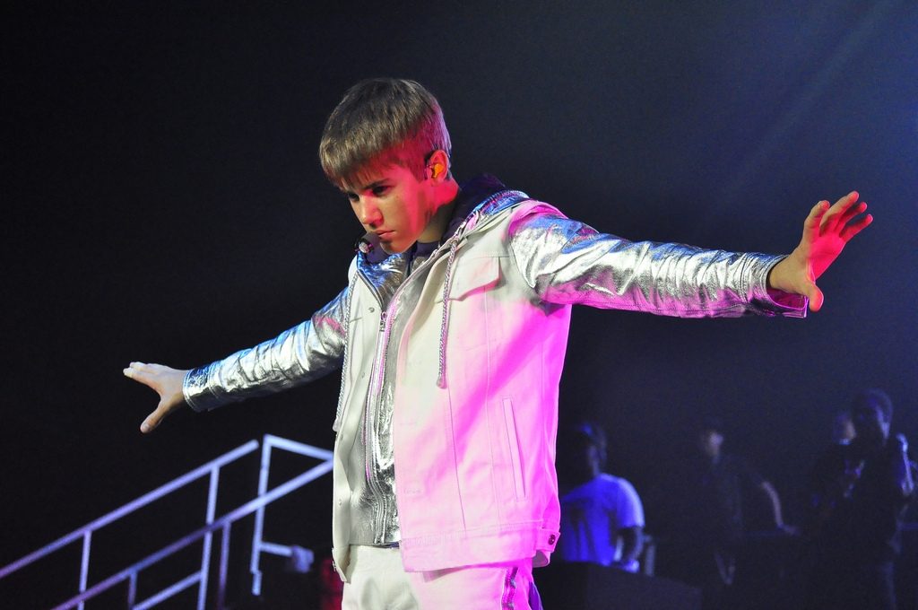 2026Coachella的回憶驚喜:小賈斯汀Justin Bieber用一台筆電、一支麥克風,擁抱過去滿身是傷的自己