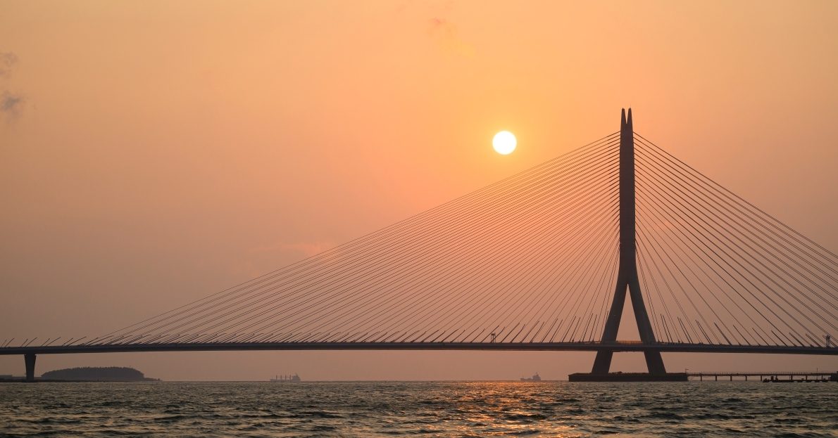 近距離欣賞淡江大橋的建築肌理！「曲線女爵」Zaha Hadid晚期重要作品，橋身更精算淡水日落軌跡設計