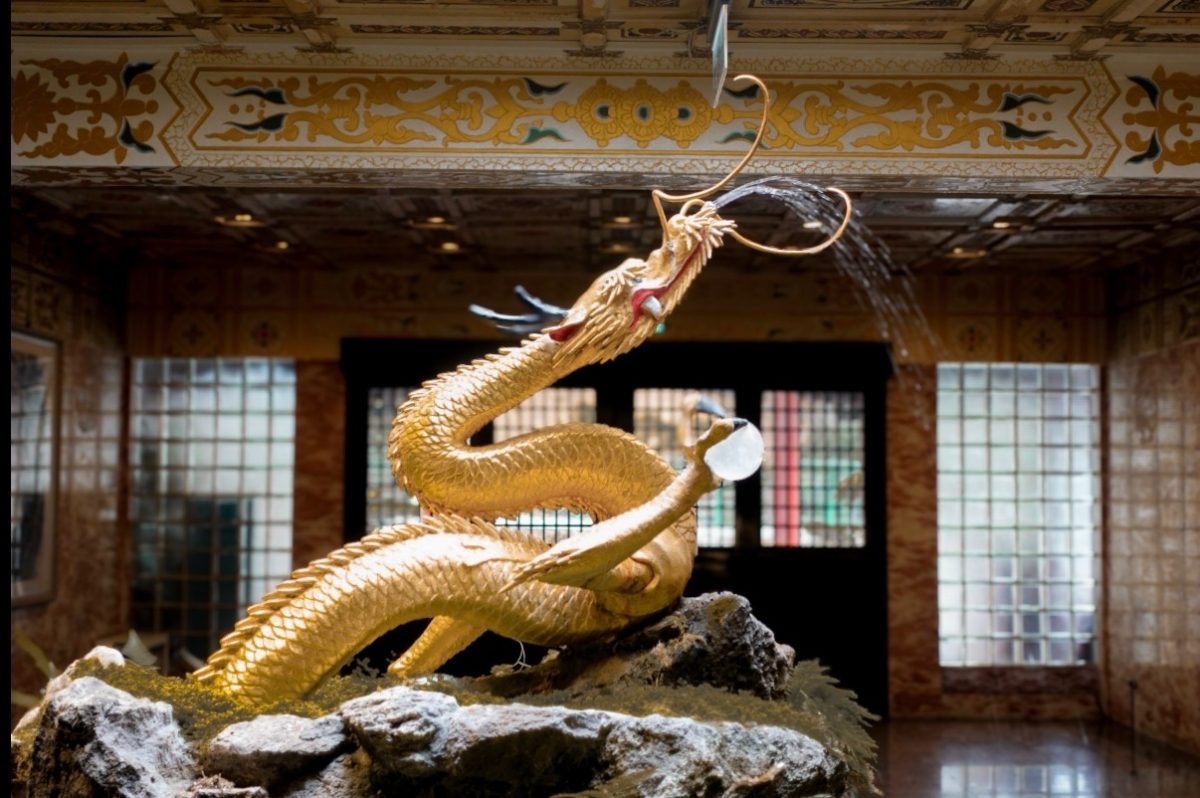 細看龍爪，是3爪龍 這尊龍的細節除了身體上的紋路外，連爪數也都是有考據的。這尊龍以三爪設計而非五爪，其實不是因為清朝皇帝才能用5爪，而是因為深受唐代風格影響的日本，3爪龍是天皇與雨水的象徵，因此除了這尊外，在日本也有不少神社的龍都是設計成3爪。而在圓山大飯店戶外廣場也有一尊復刻版的金龍，其所在位置就是當年在臺灣神宮時期的安放位置。