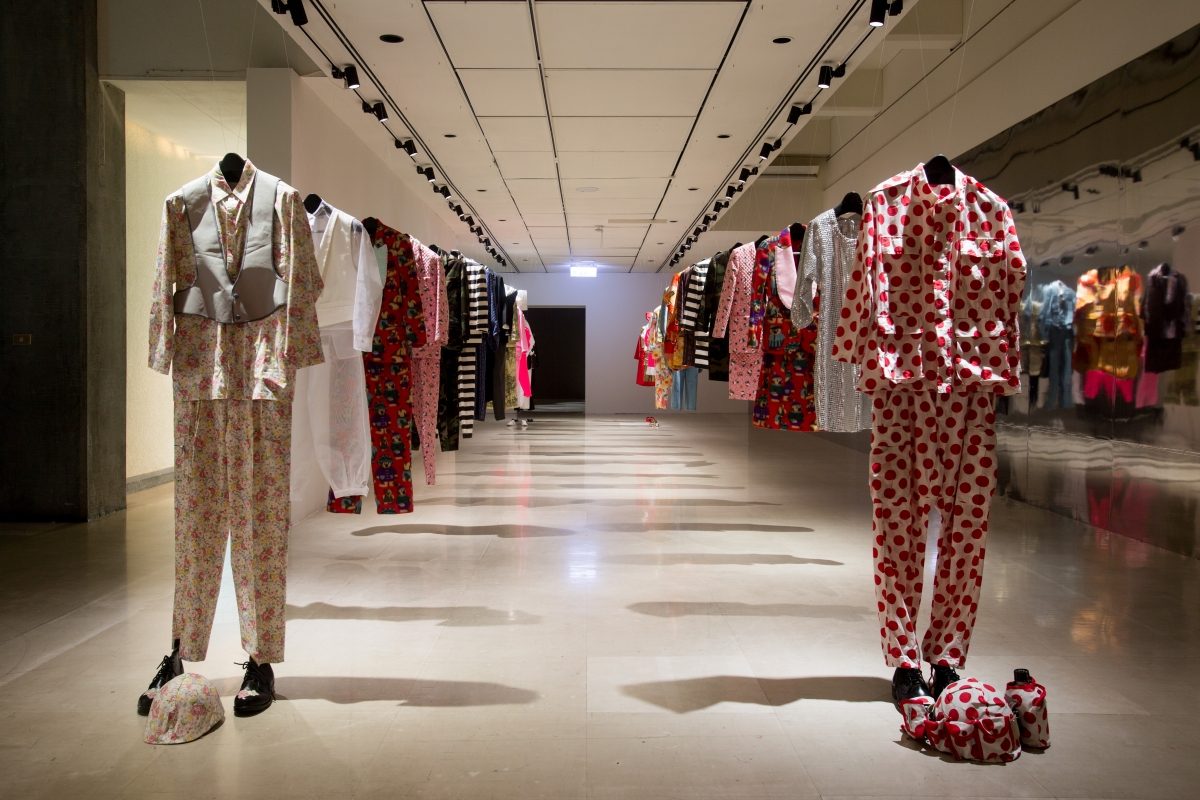 日下淳一,《超越認同》,1994-1998,衣服、線,30套衣服。臺北市立美術館典藏。圖像由臺北市立美術館提供。.