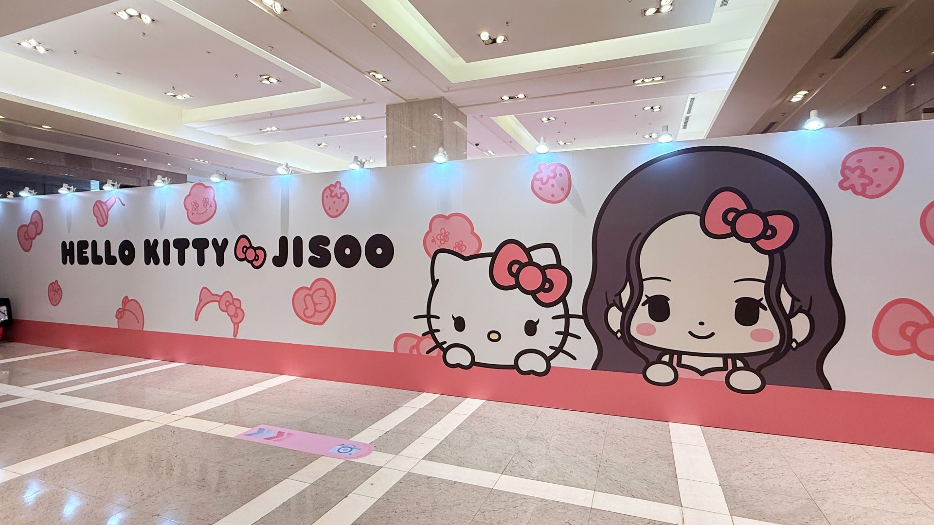 JISOO與Hello Kitty夢幻聯名登台！台北期間限定快閃店還可以買得到「小灰塵」
