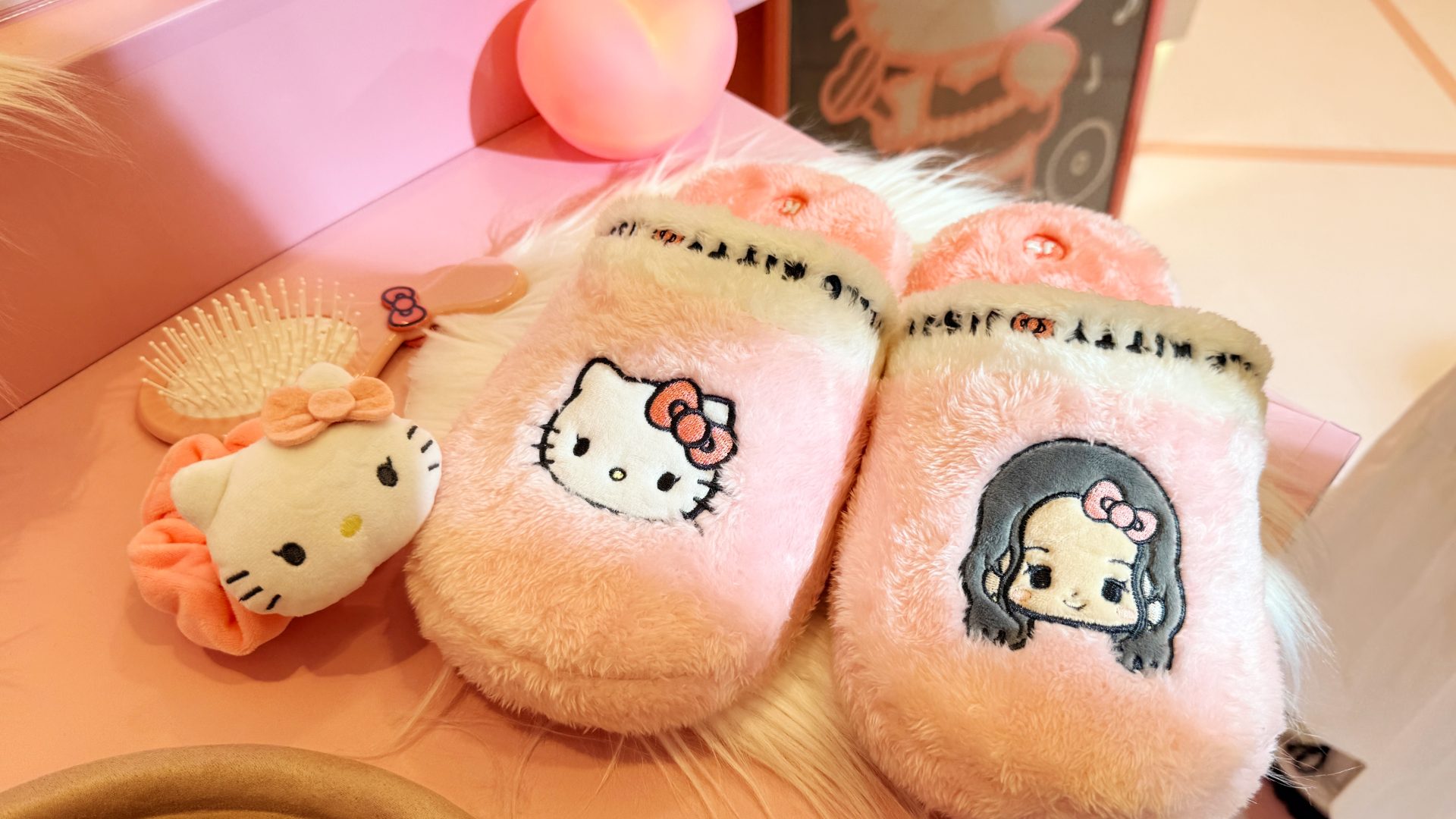 JISOO與Hello Kitty夢幻聯名登台！台北期間限定快閃店還可以買得到「小灰塵」