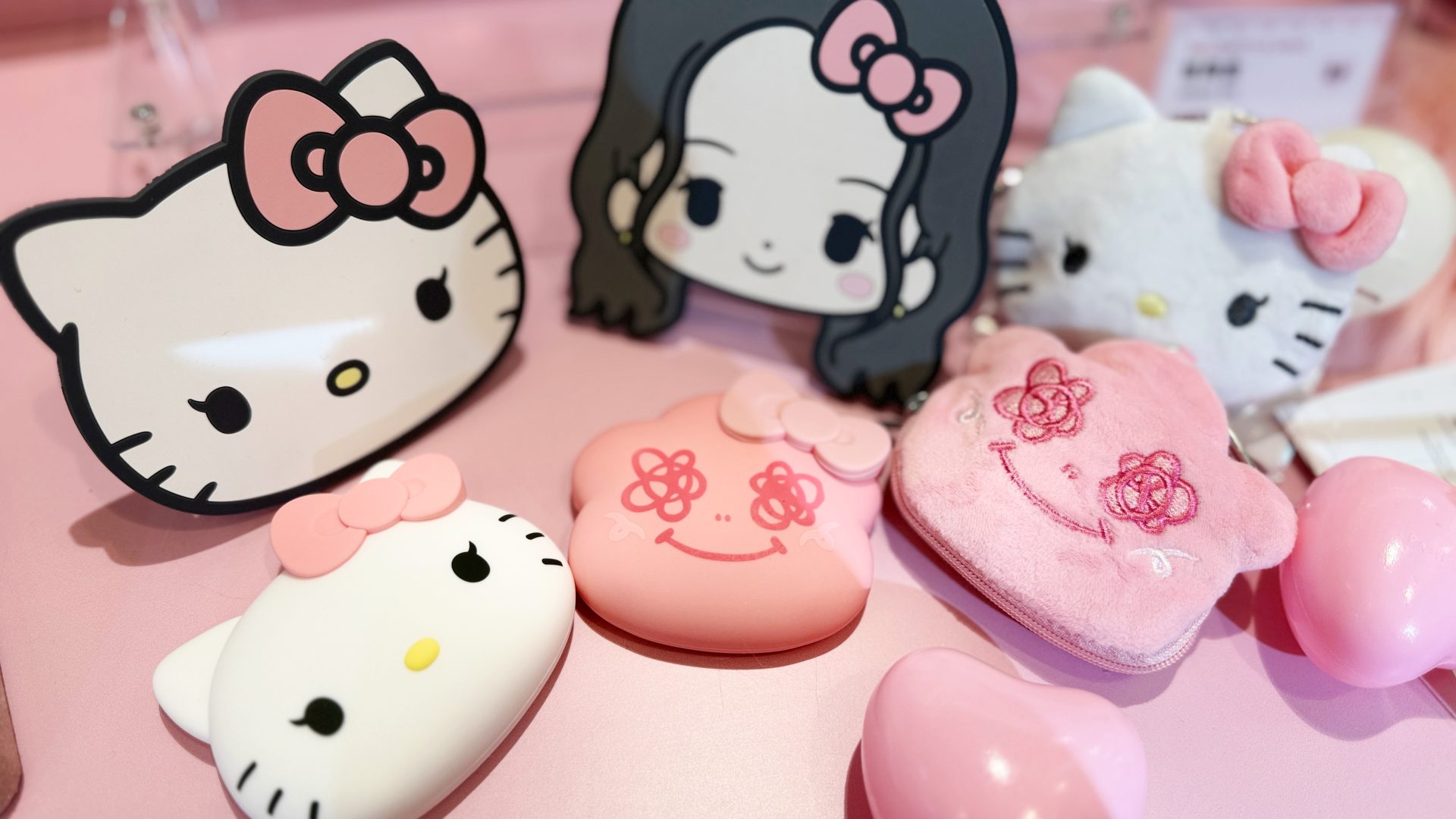 JISOO與Hello Kitty夢幻聯名登台！台北期間限定快閃店還可以買得到「小灰塵」