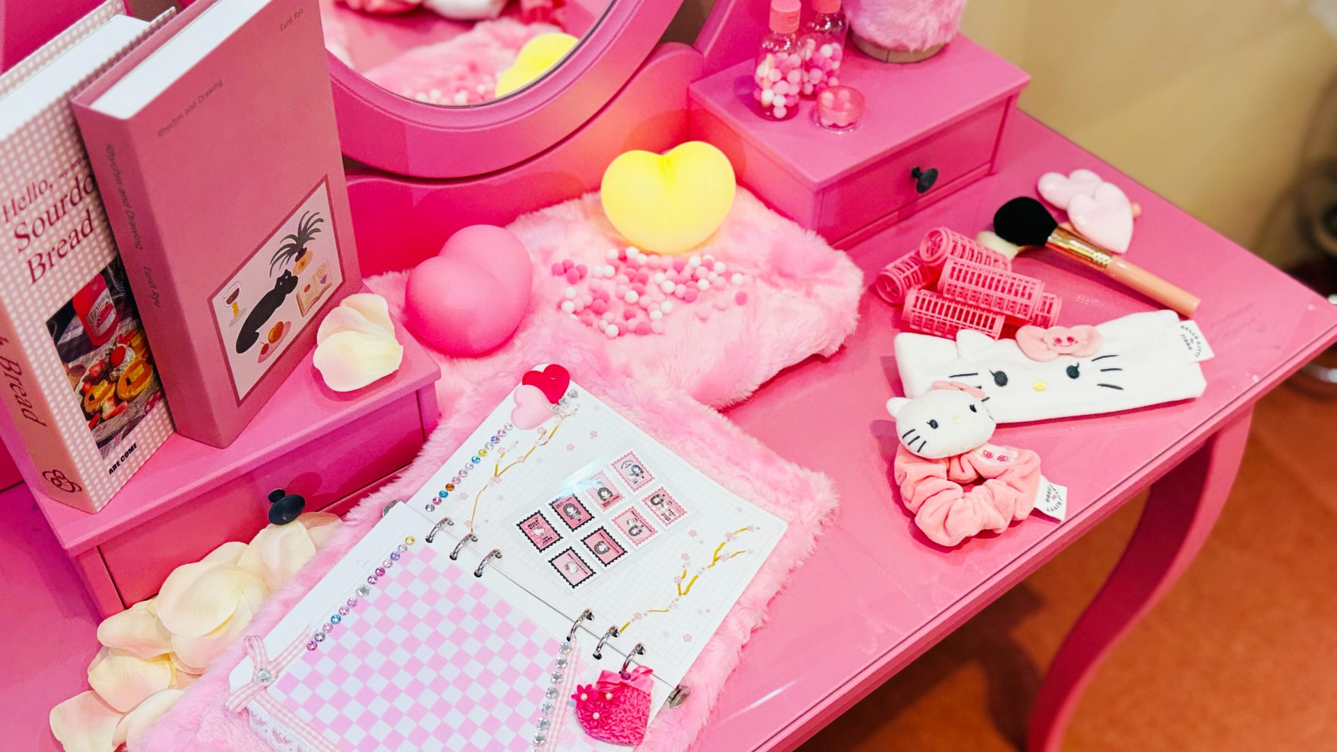 JISOO與Hello Kitty夢幻聯名登台！台北期間限定快閃店還可以買得到「小灰塵」