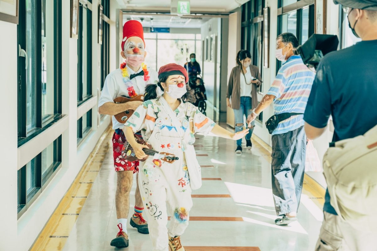 從兒童病房內傳來的笑聲!紅鼻子醫生用小丑藝術撫慰病痛:「如果生命的終點是死亡,我們能不能回到當下?」