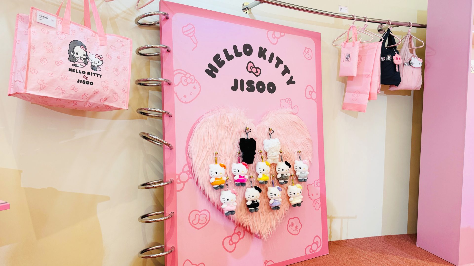 JISOO與Hello Kitty夢幻聯名登台！台北期間限定快閃店還可以買得到「小灰塵」